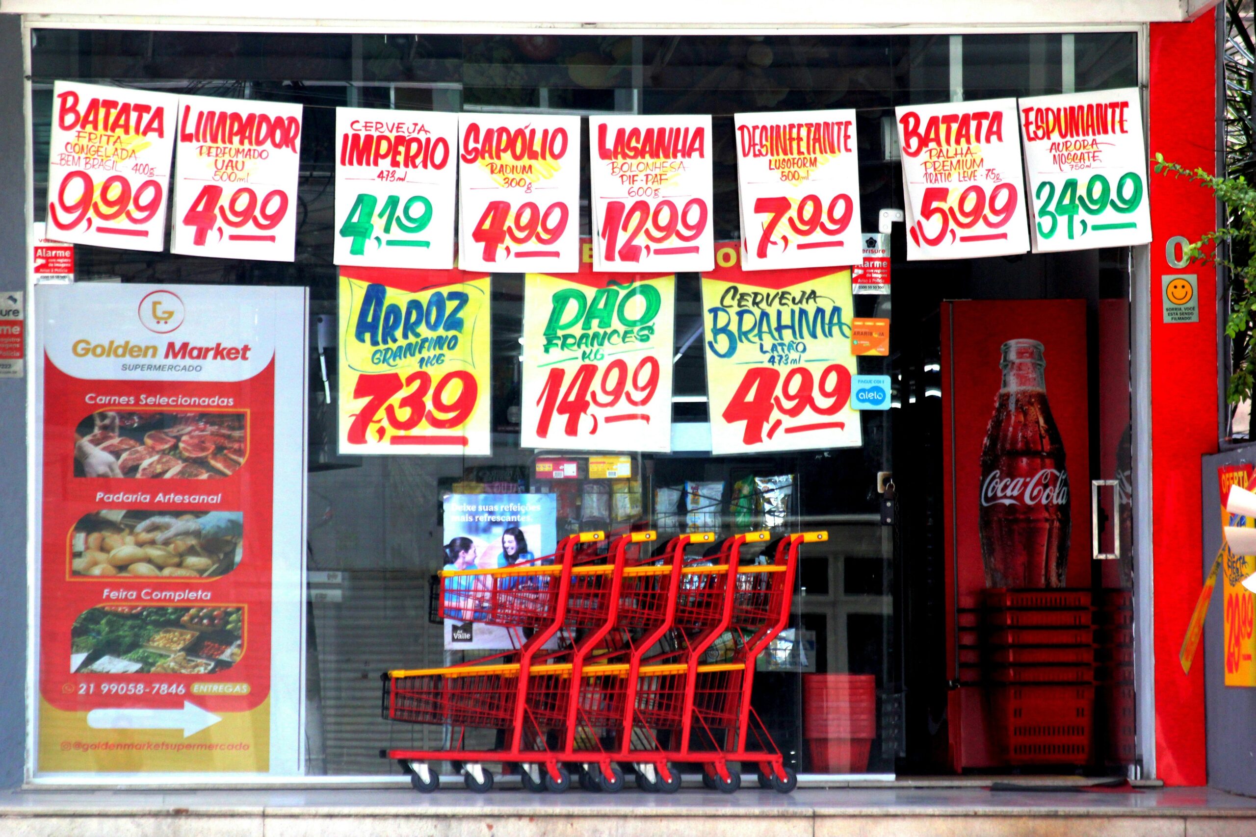 Infographic showing how credit card price protection works