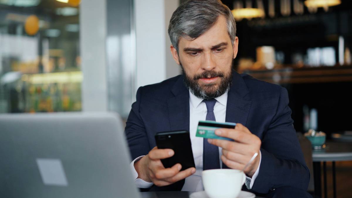 Man filing a credit card dispute online
