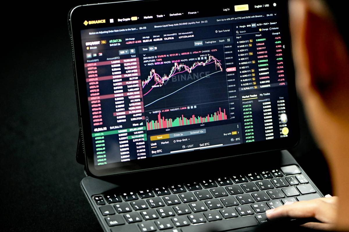 Infographic showing stats about credit card price protection usage rates