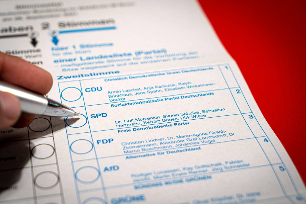Infographic showing how credit card price protection works