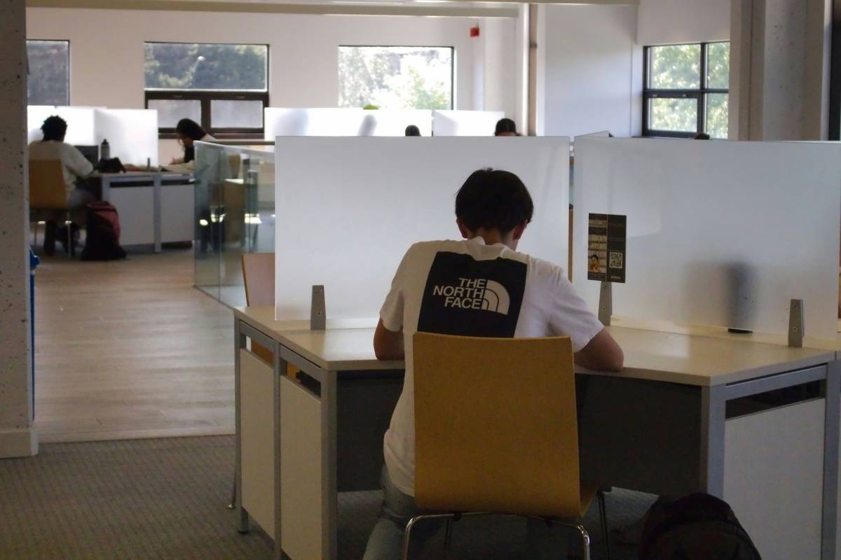 Infographic showing steps to claim credit card price protection