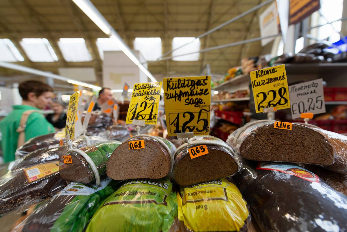 Screenshot comparing tools for tracking price drops